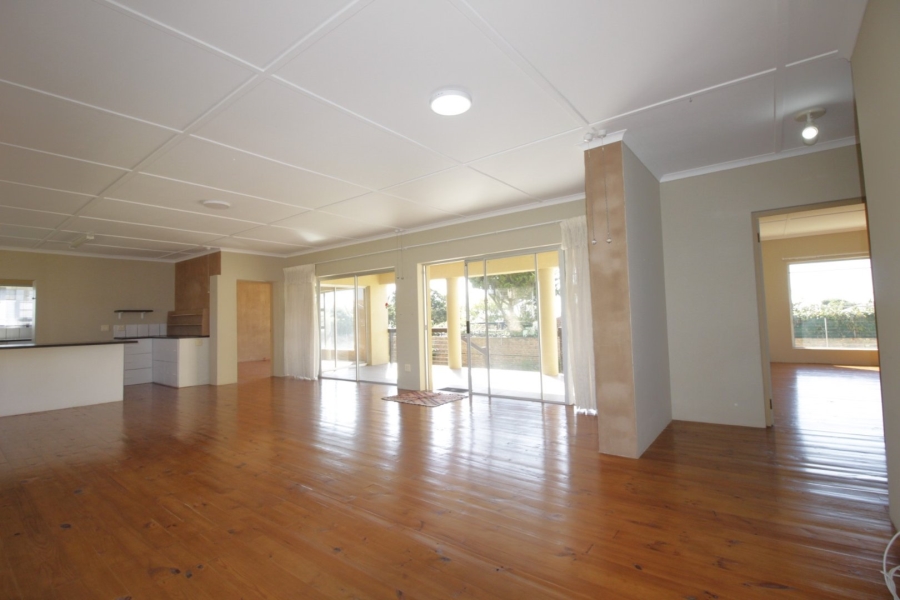 4 Bedroom Property for Sale in Wavecrest Eastern Cape
